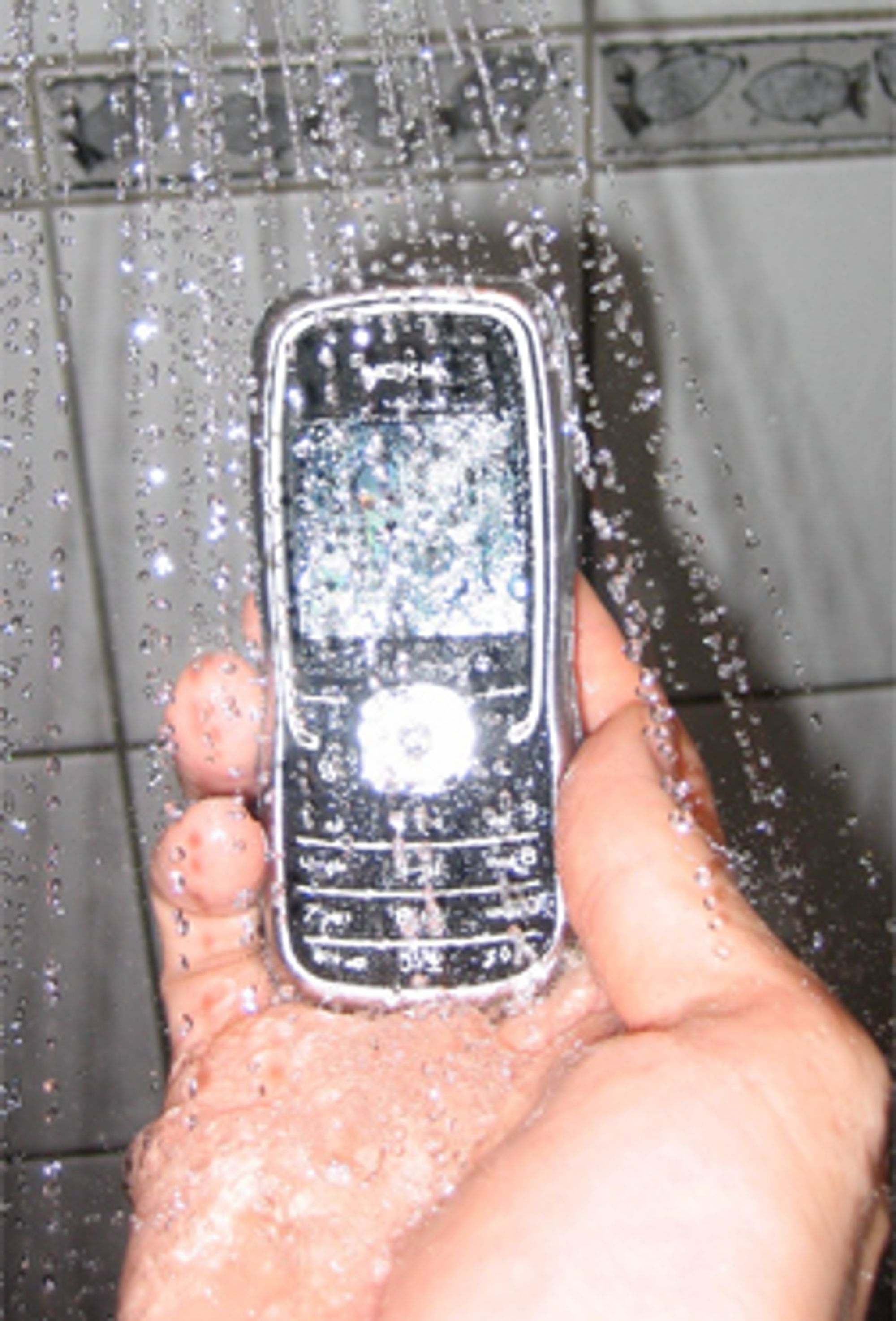 Nokia 5500 tåler en vannsprut. (Foto: Magnus Antonsen)