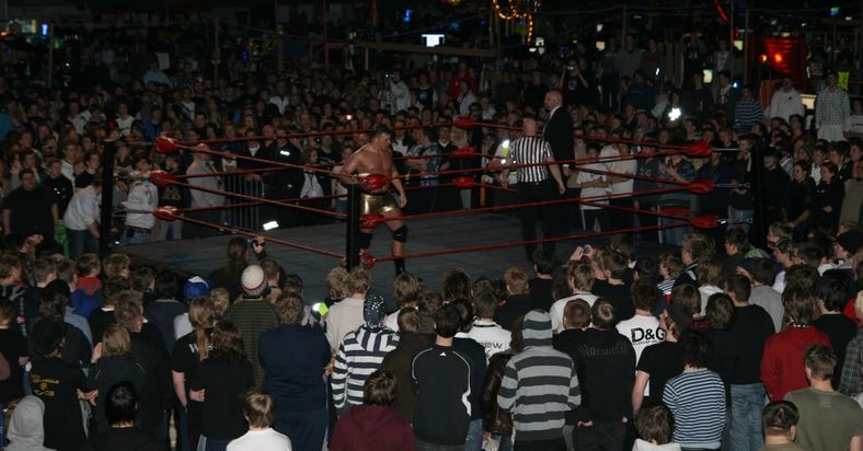 Demonstrasjonstog, wrestlingshow og karneval