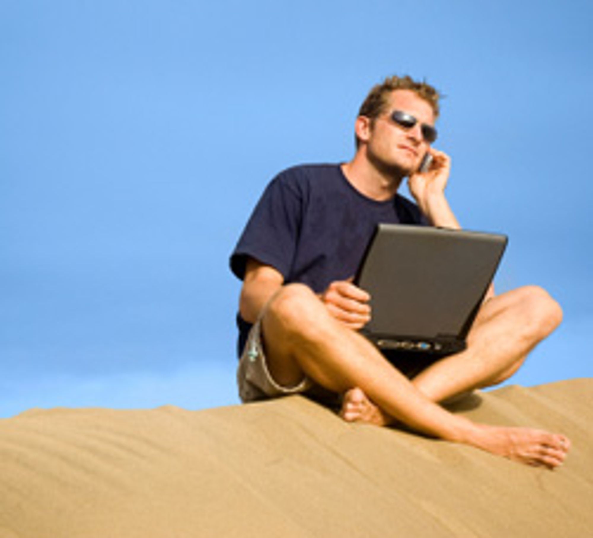 Nå blir det billigere å surfe på mobilnettene i utlandet. (Foto: Istockphoto / Richard Clarke)