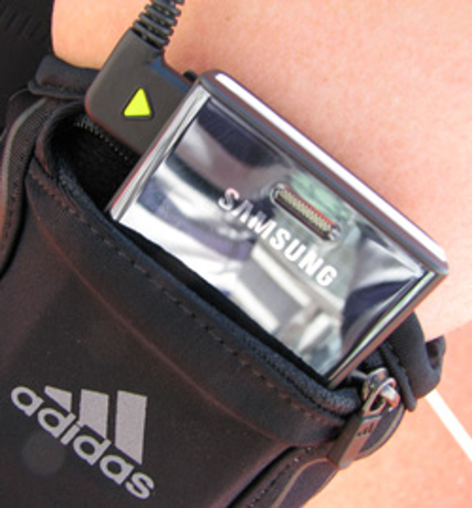 Du kan feste Micoach i et bånd rundt armen eller i spesialdesignede plagg fra Adidas.