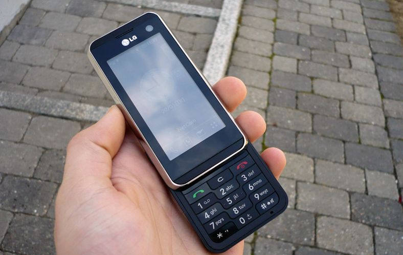 KF700 er en trykkskjermsmobil som i tillegg har vanlige mobiltaster.