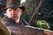 Indiana Jones omfavnes av publikum