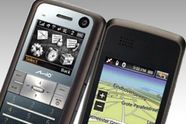 Bekrefter GPS-mobil med to skjermer
