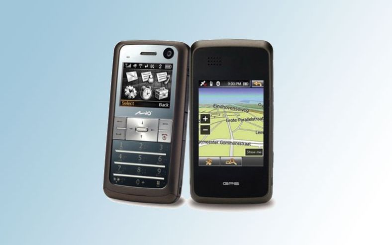 Telefonen har to skjermer - en til telefonbruk og en til GPS.