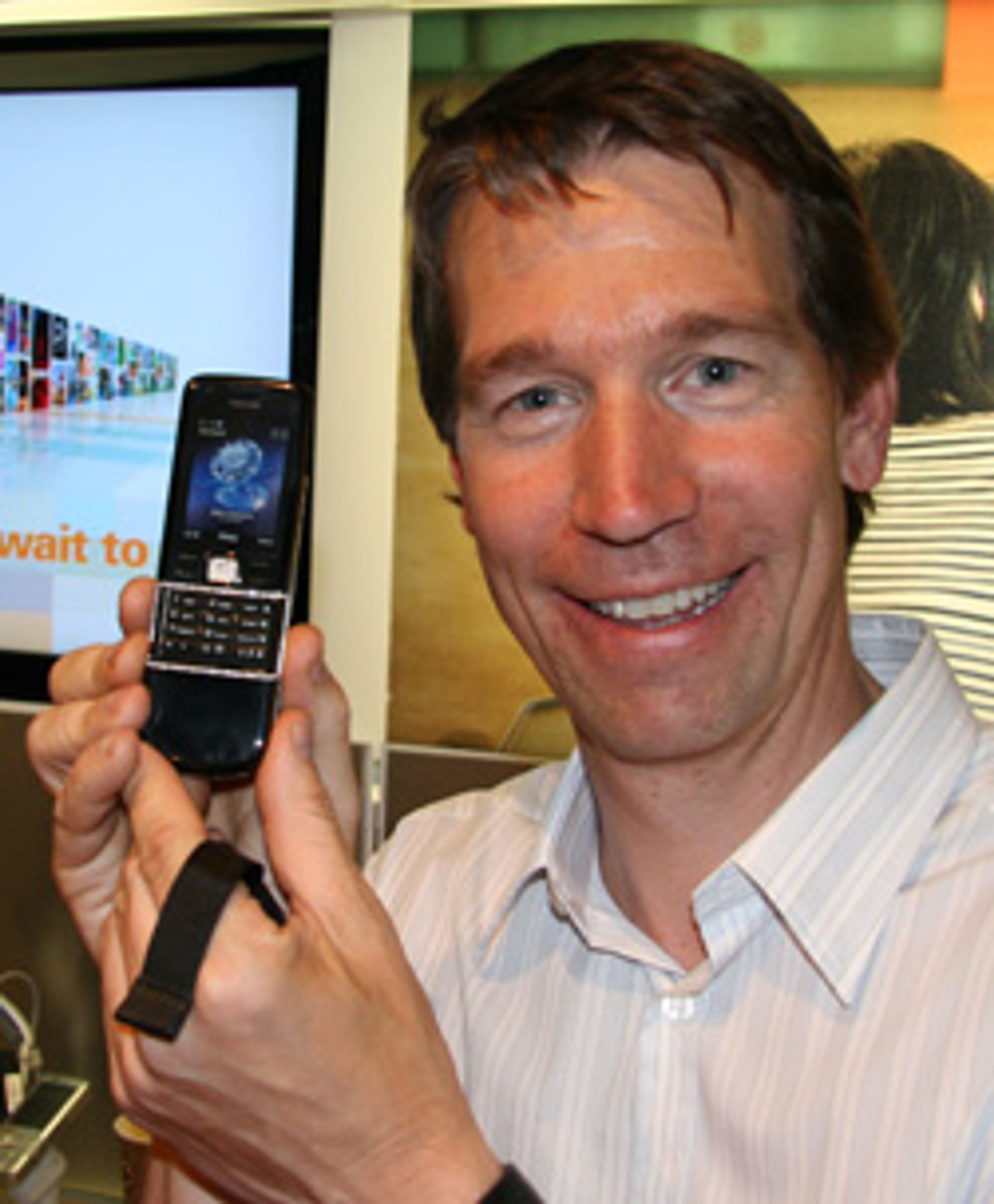 Thomas Heyerdahl viser stolt frem sin utsmykte mobiltelefon.