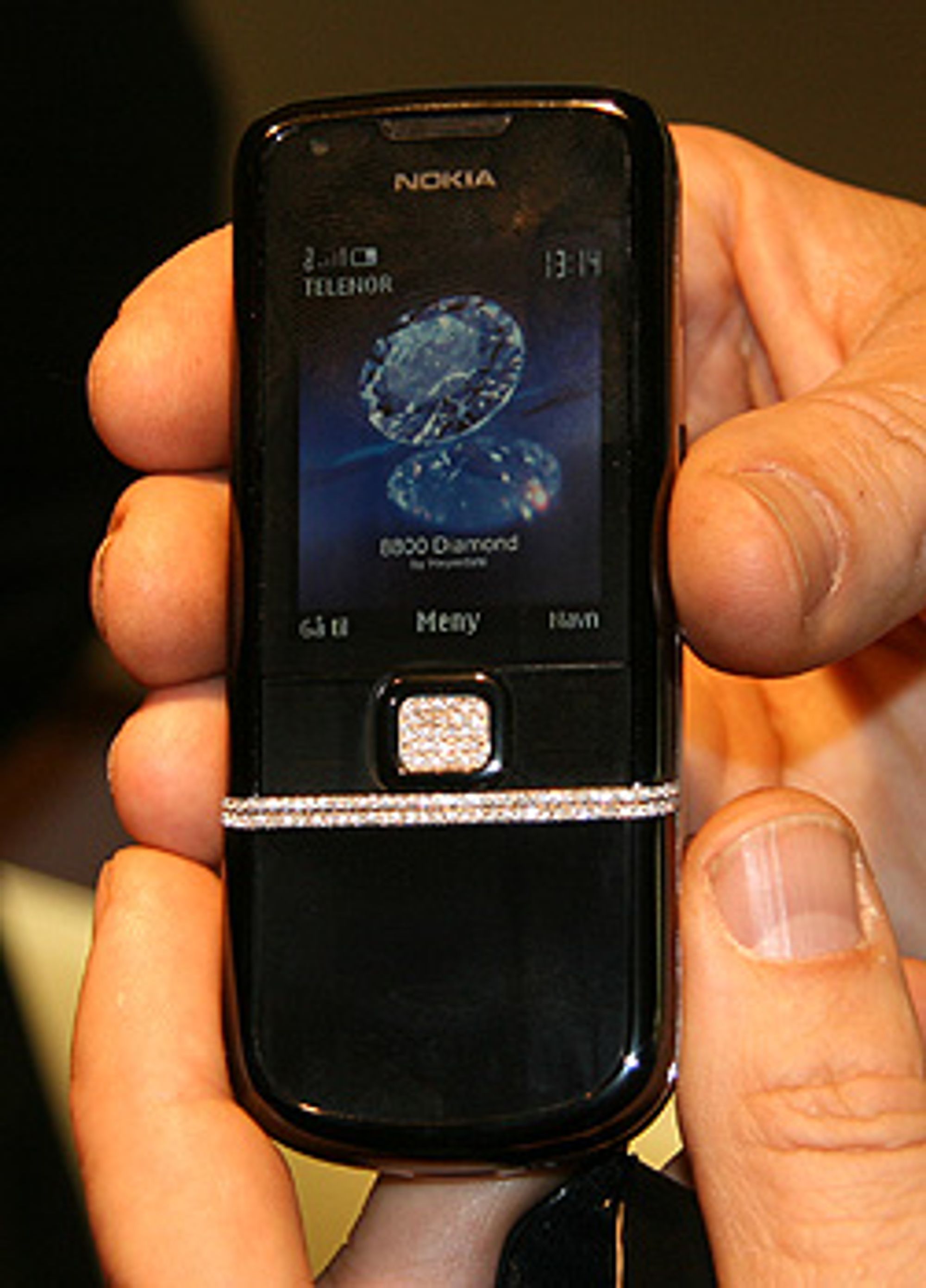 Slik ser telefonen ut i lukket tilstand.