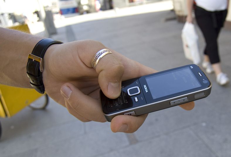 Nokia N78 har en blank fremside.