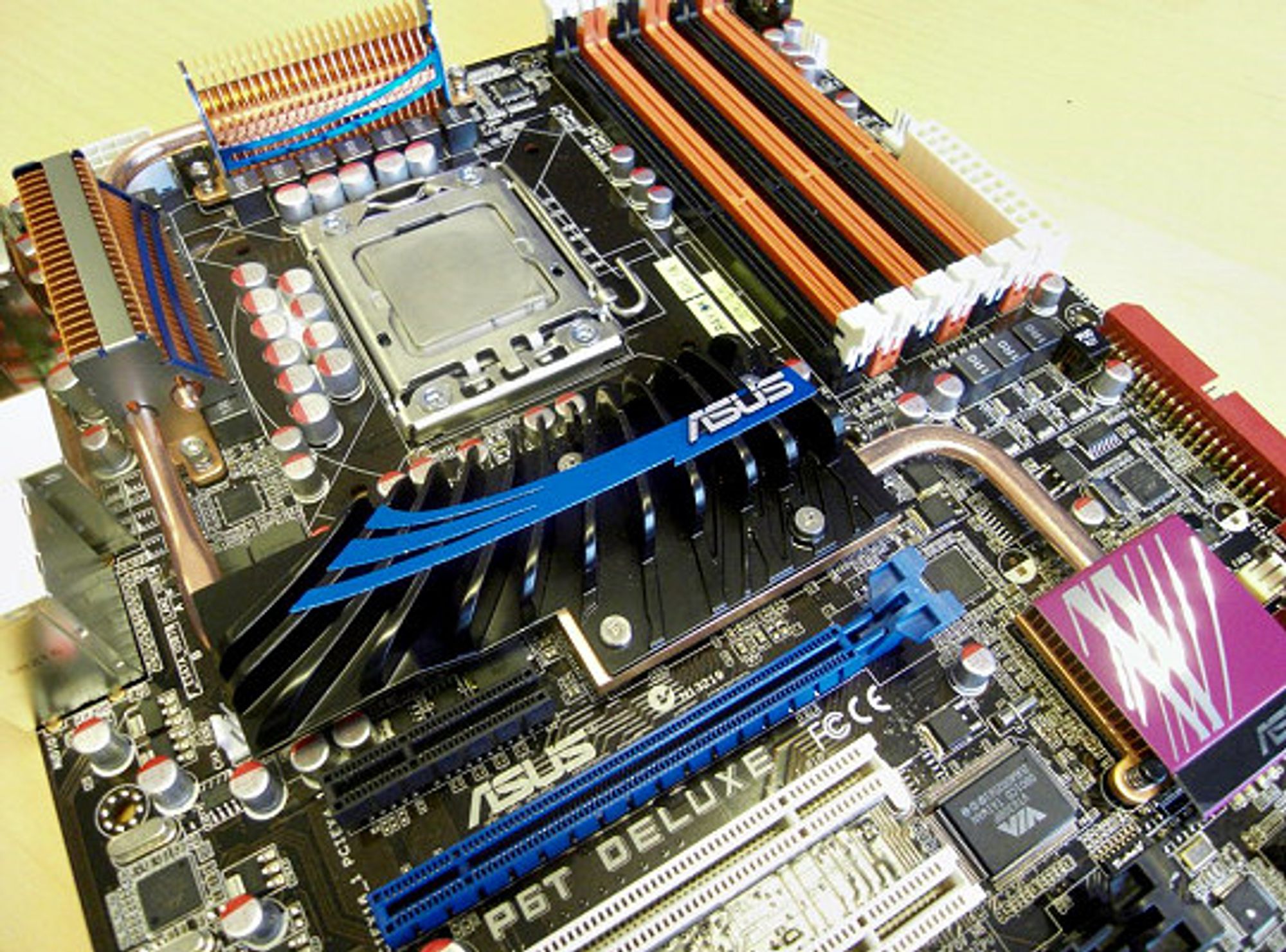 Får SLI-støtte: Asus P6T Deluxe