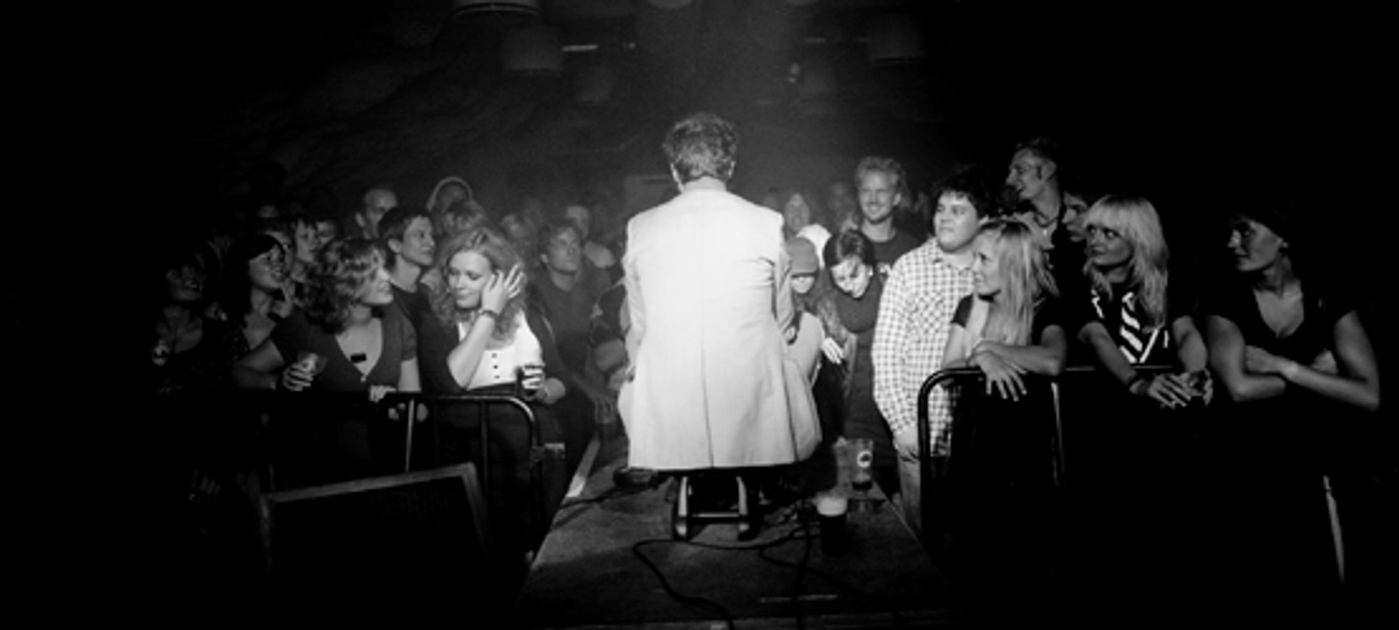 Vokalist Jon Ivar Kollbotn kneler ned blant publikum. FOTO: Helge Brekke
