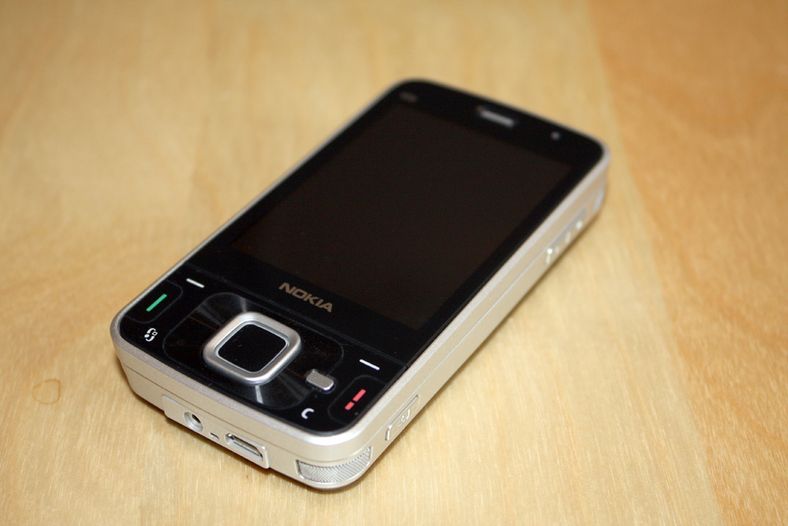 Nokia N96 er en stor telefon med mange muligheter.