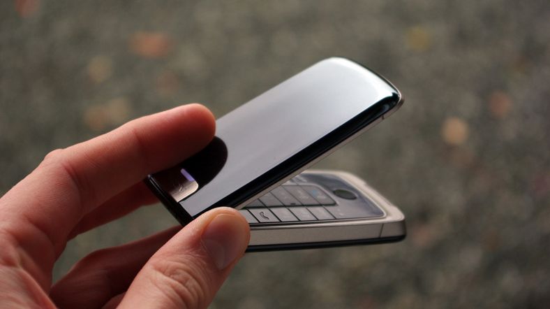 Denne telefonen åpner seg selv