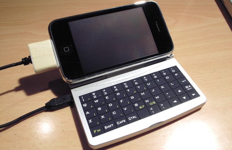 Denne Iphone-en er utstyrt med et USB-tastatur.