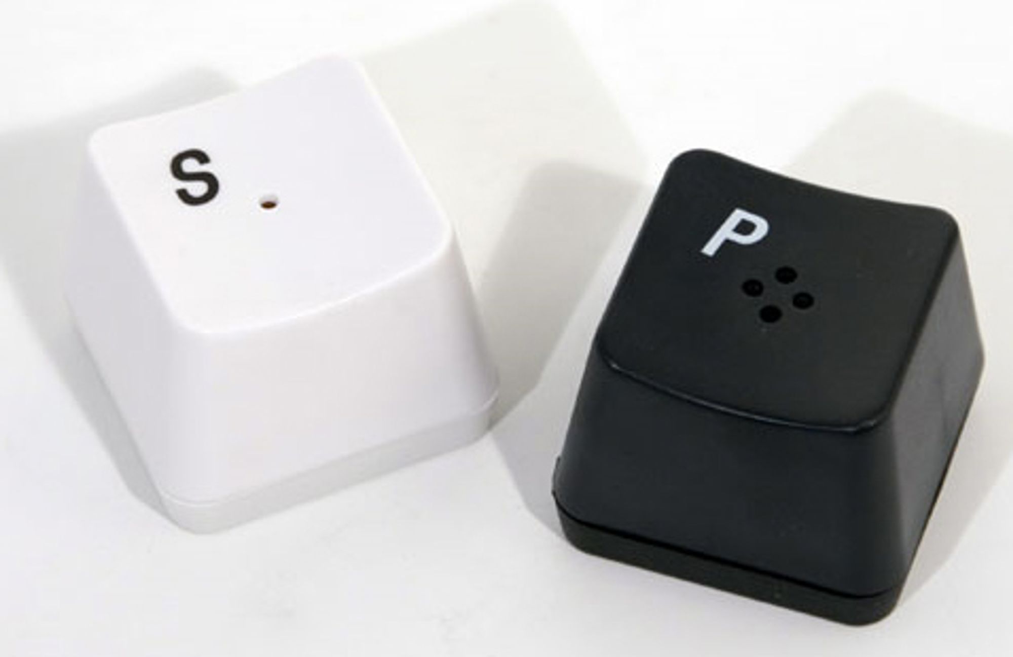 Men hvorfor har salt ett hull og pepper fire?