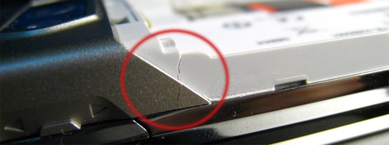 Sprekkdannelser rundt batterifestet og inngang for pekepenn går igjen hos flere.