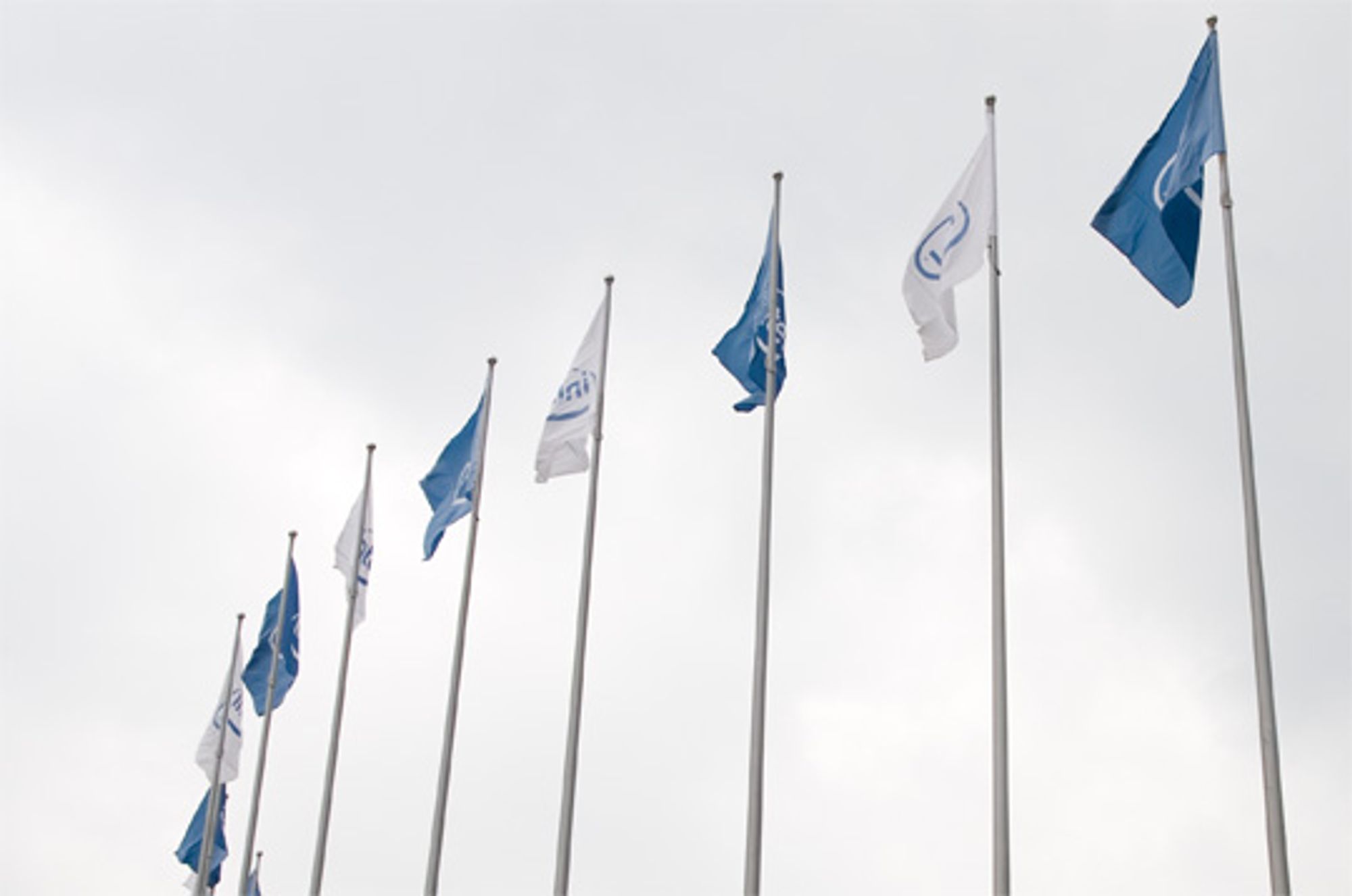 Intels flagg vaier friskt i vinden