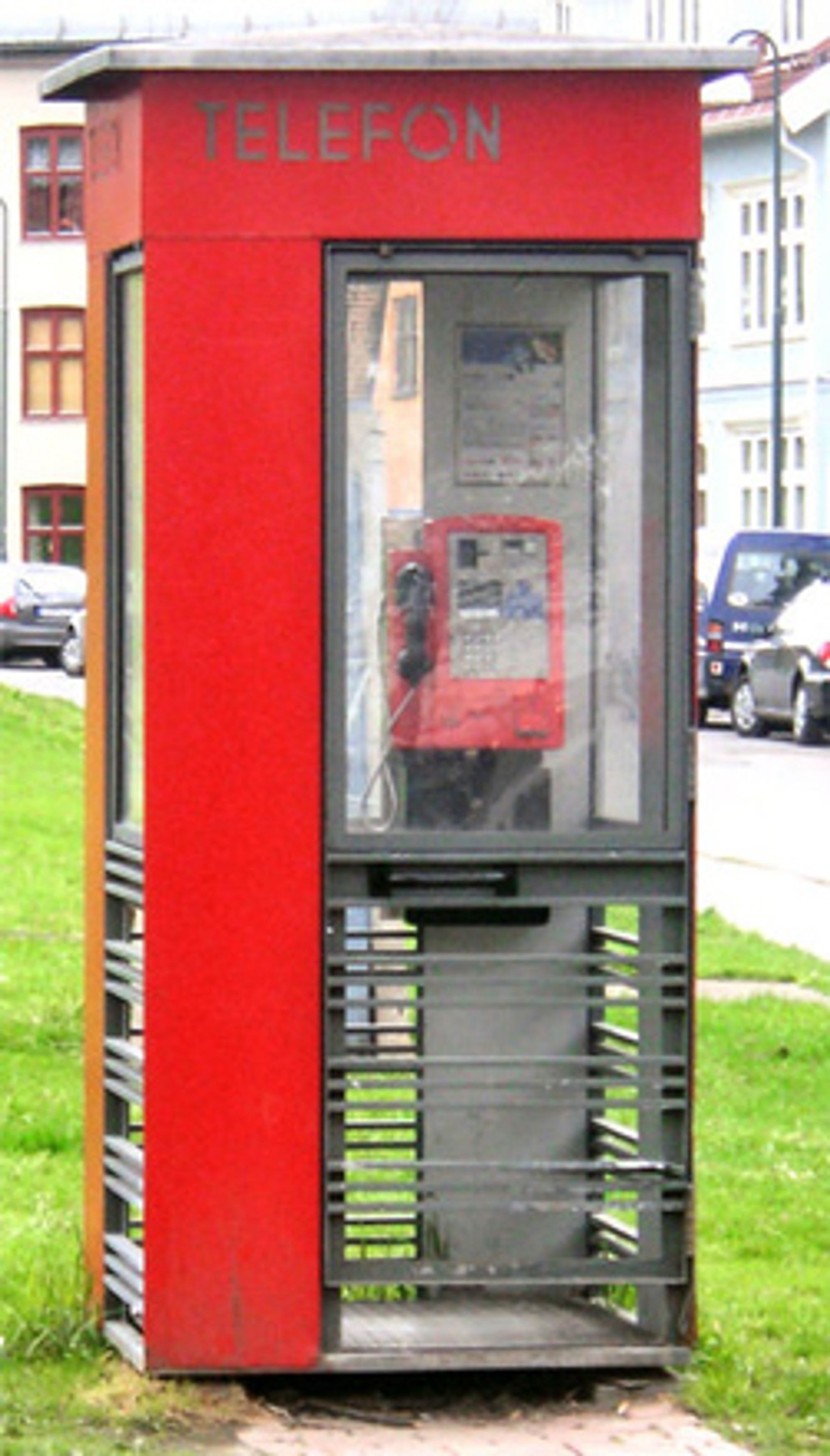 De tradisjonelle røde telefonkioskene er ikke lenger like vanlige som de blå. (Foto hentet fra Wikipedia.no)