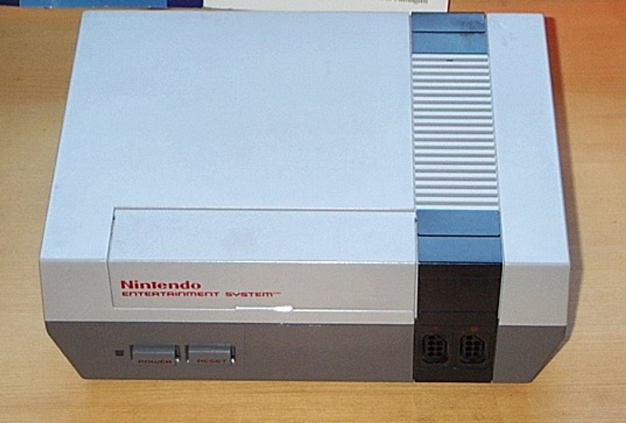 Nintendo Entertainment System (Wikipedia: Manuel Anastácio).