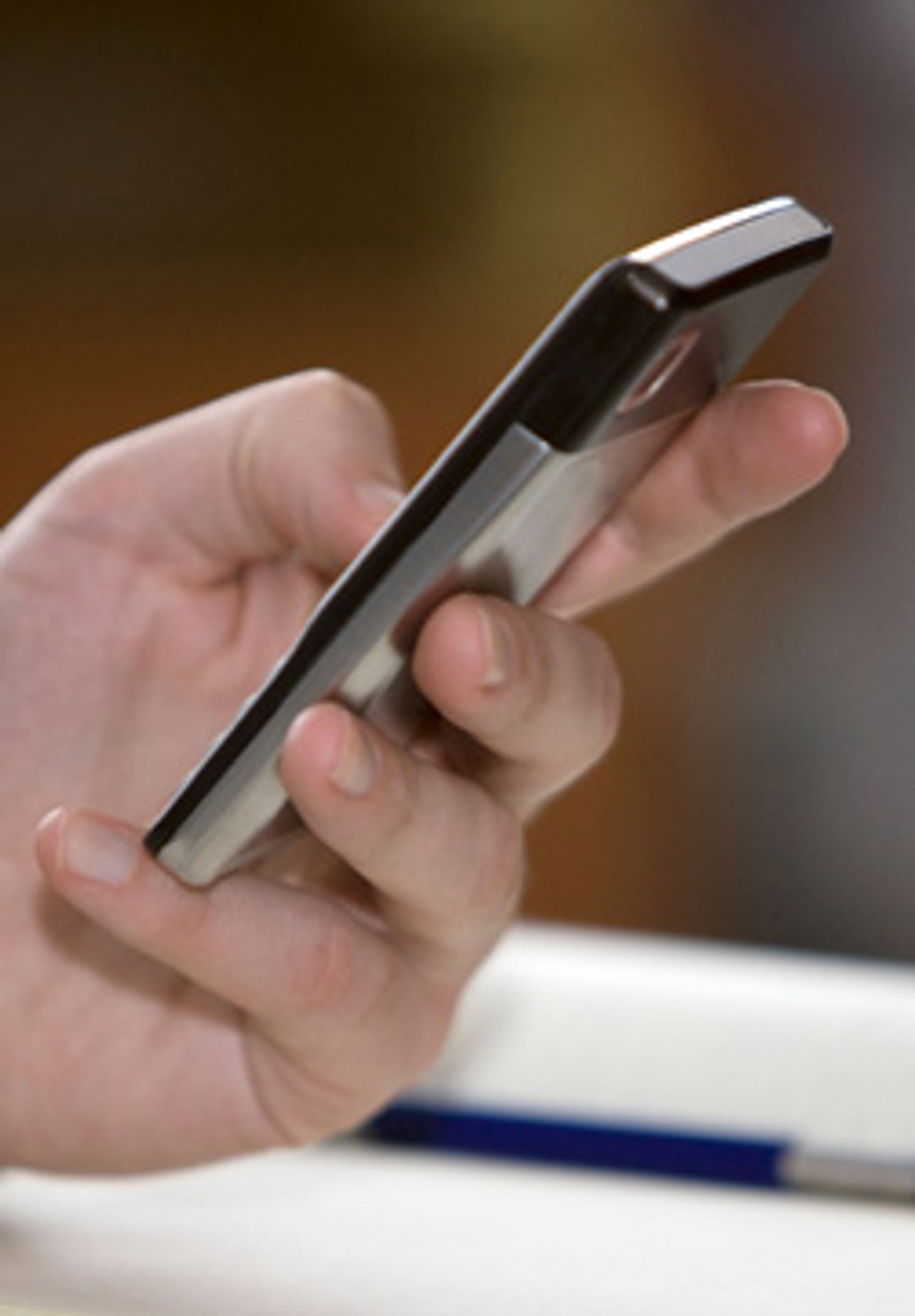Flere og flere liker å bruke mobil i stedetfor PC. (Foto: Istockphoto)