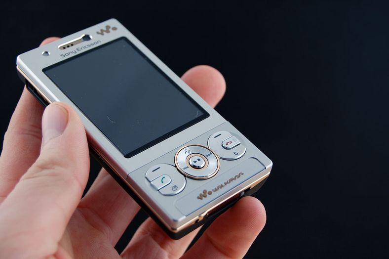 W715 er liten, og har en design som er vanskelig å ikke like.