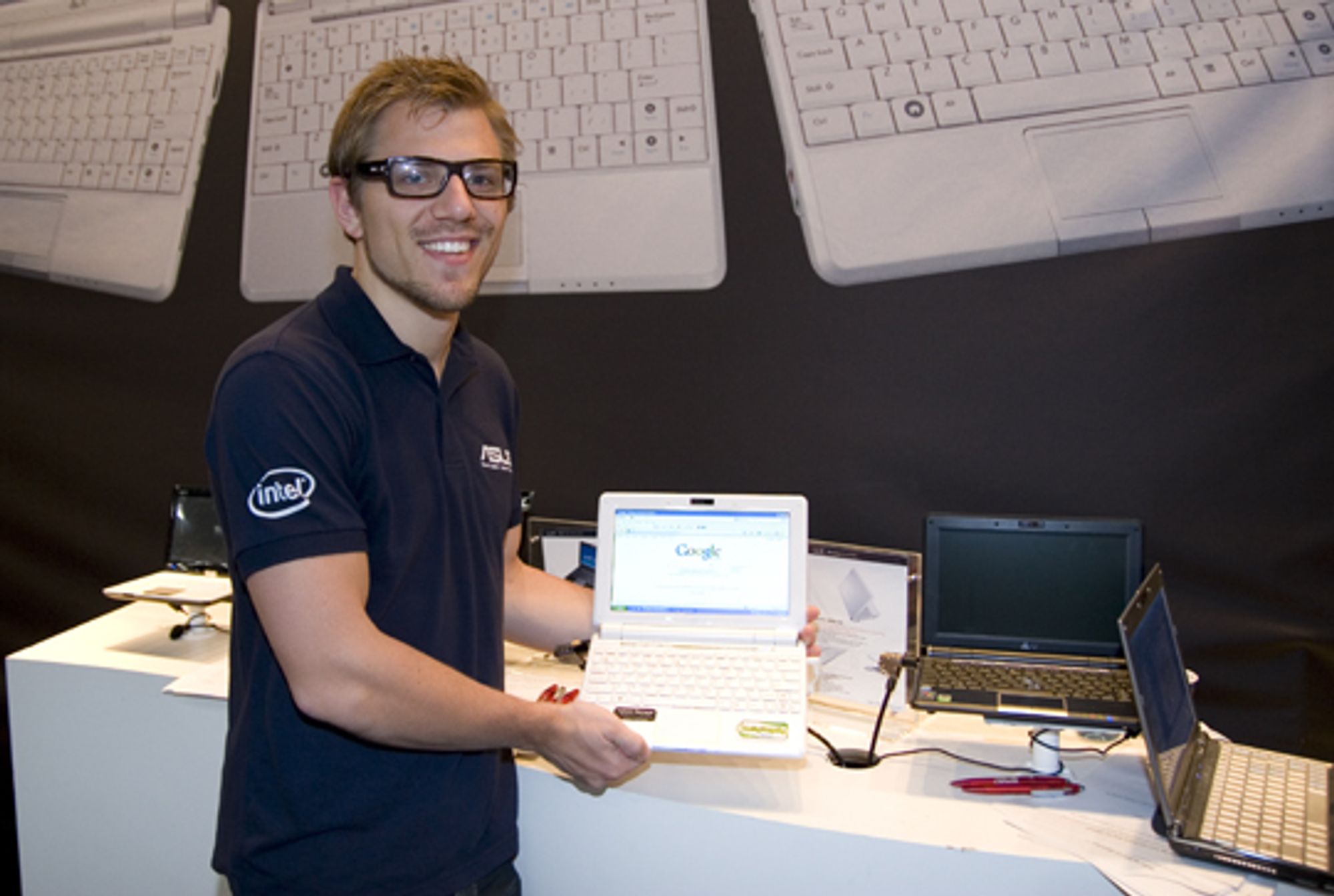 Anders i Asus viser frem varene