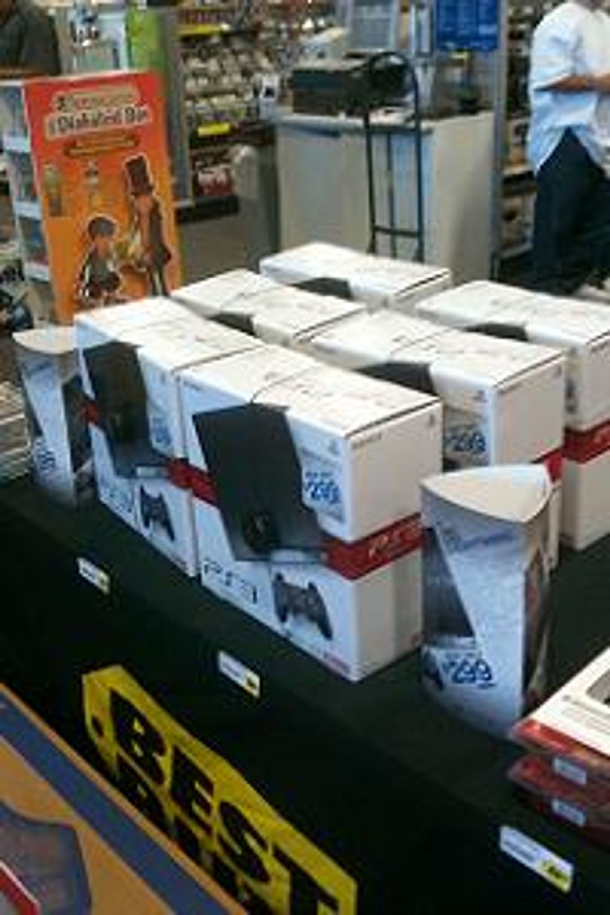 Ps3 Slim til salgs hos Best buy.