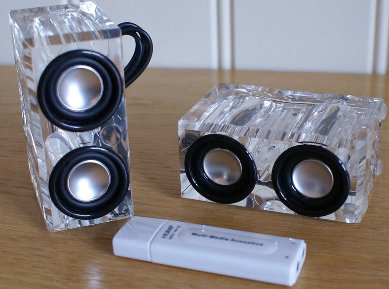 Crystal USB: To høyttalere og en USB-plugg
