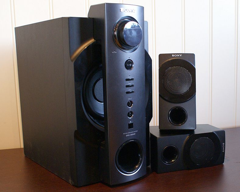 Muskler i to kanaler: Sony SRS-DB500 