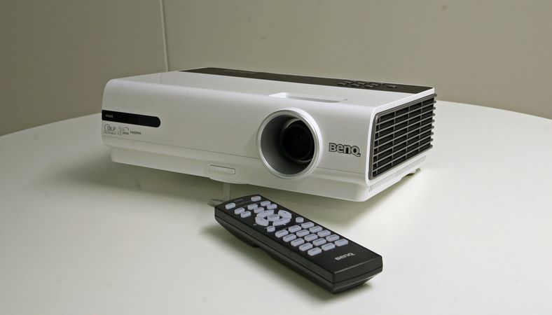 BenQ W600 er kompakt HD-klar og har en overkommelig prislapp, men holder det mot konkurrentene?