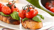 Dagens rett: Bruschetta med tapenade og bakte tomater
