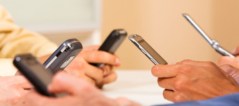 Mange liker å være sosiale med mobilen.