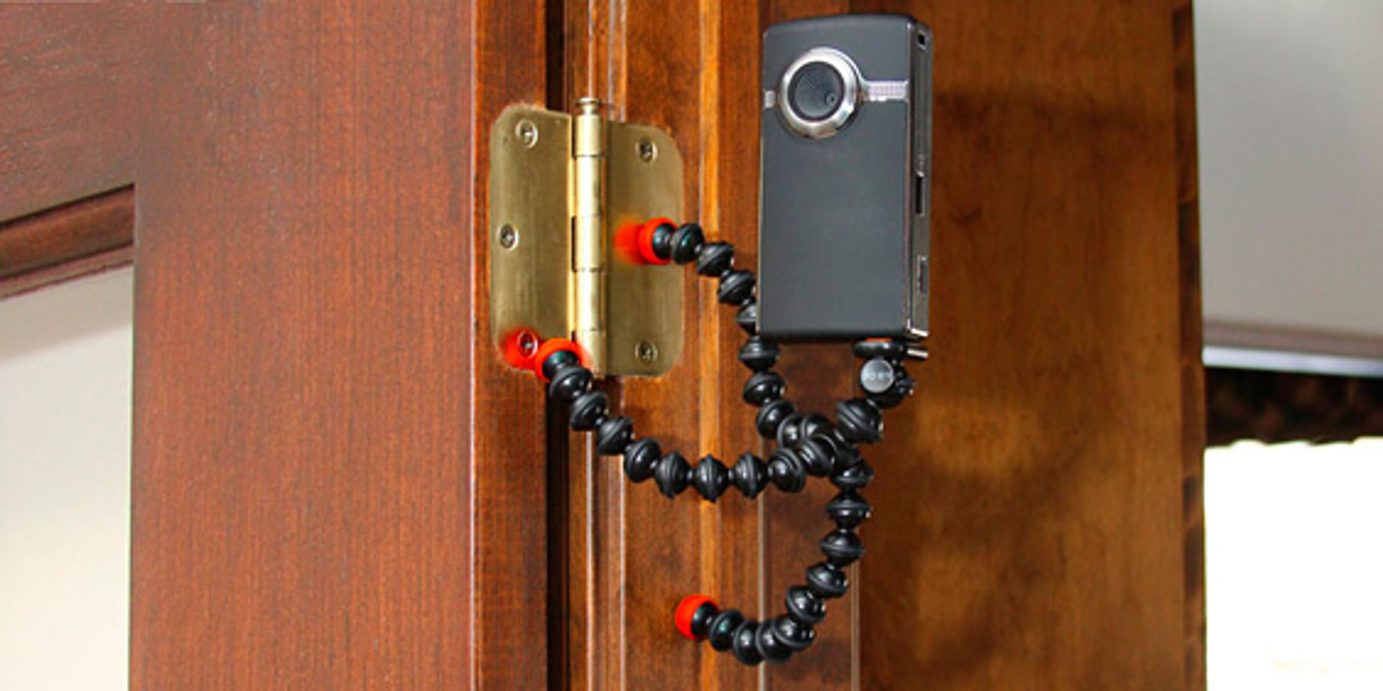 Kreativ bruk av dørhengsler med Gorillapod Magnetic. (Foto: Joby)