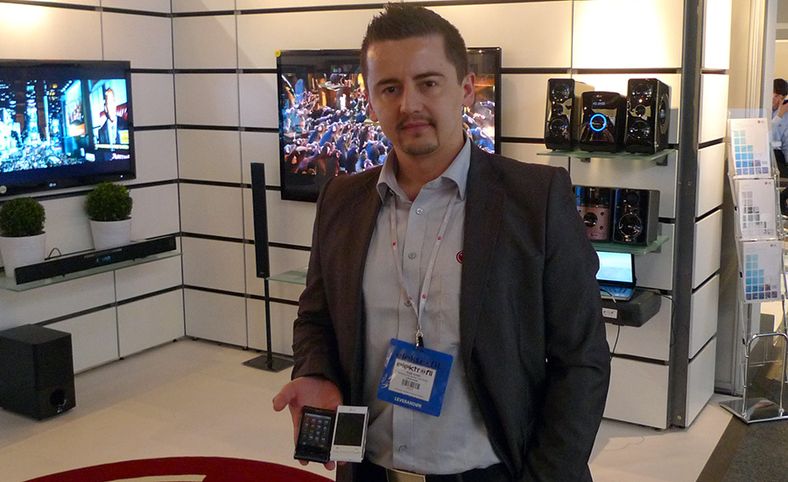 Produktkonsulent Rizah Konjic fra LG med GT540 (Foto: Finn Jarle Kvalheim, Amobil.no)