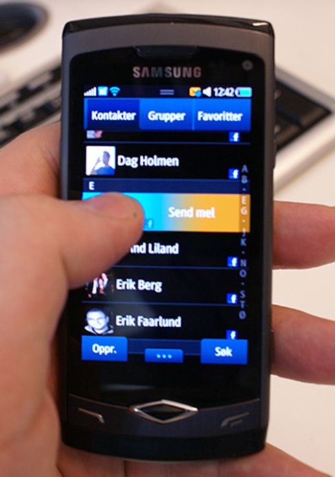 Samsungs første egendesignede systembrikke dukket opp i Wave. Dette var også den første modellen med operativsystemet Bada. Bada har siden blitt skrinlagt til fordel for et nytt operativsystem under navnet Tizen.