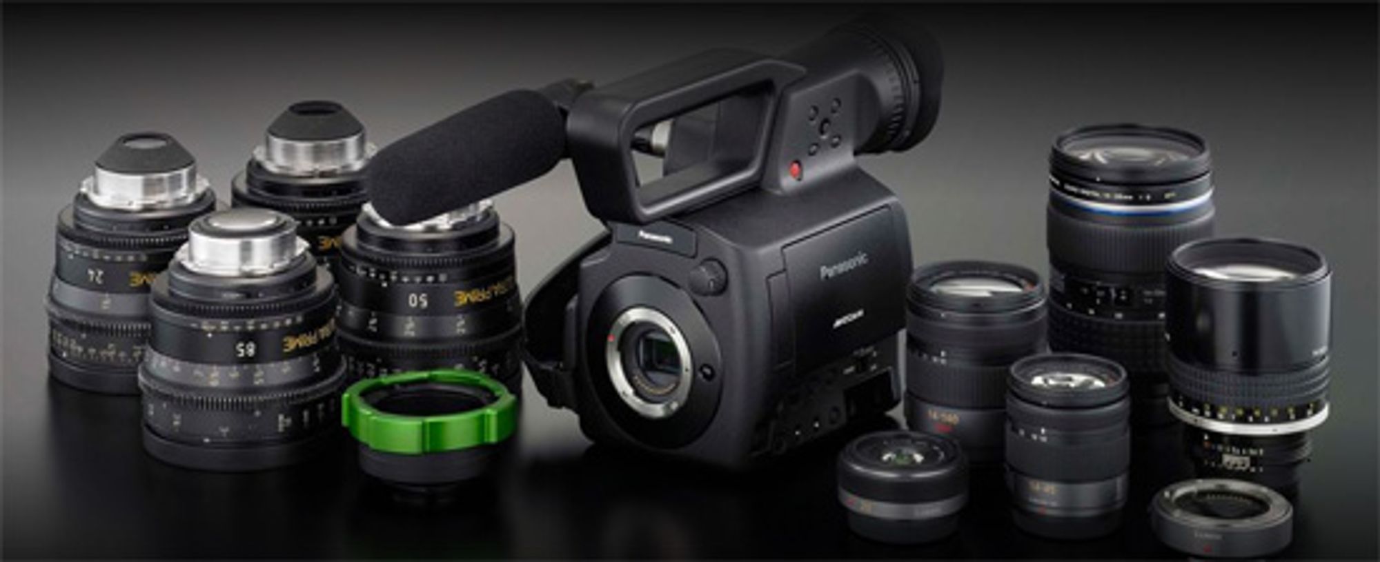 Panasonic AG-AF100 med tilgjengelige objektiver.