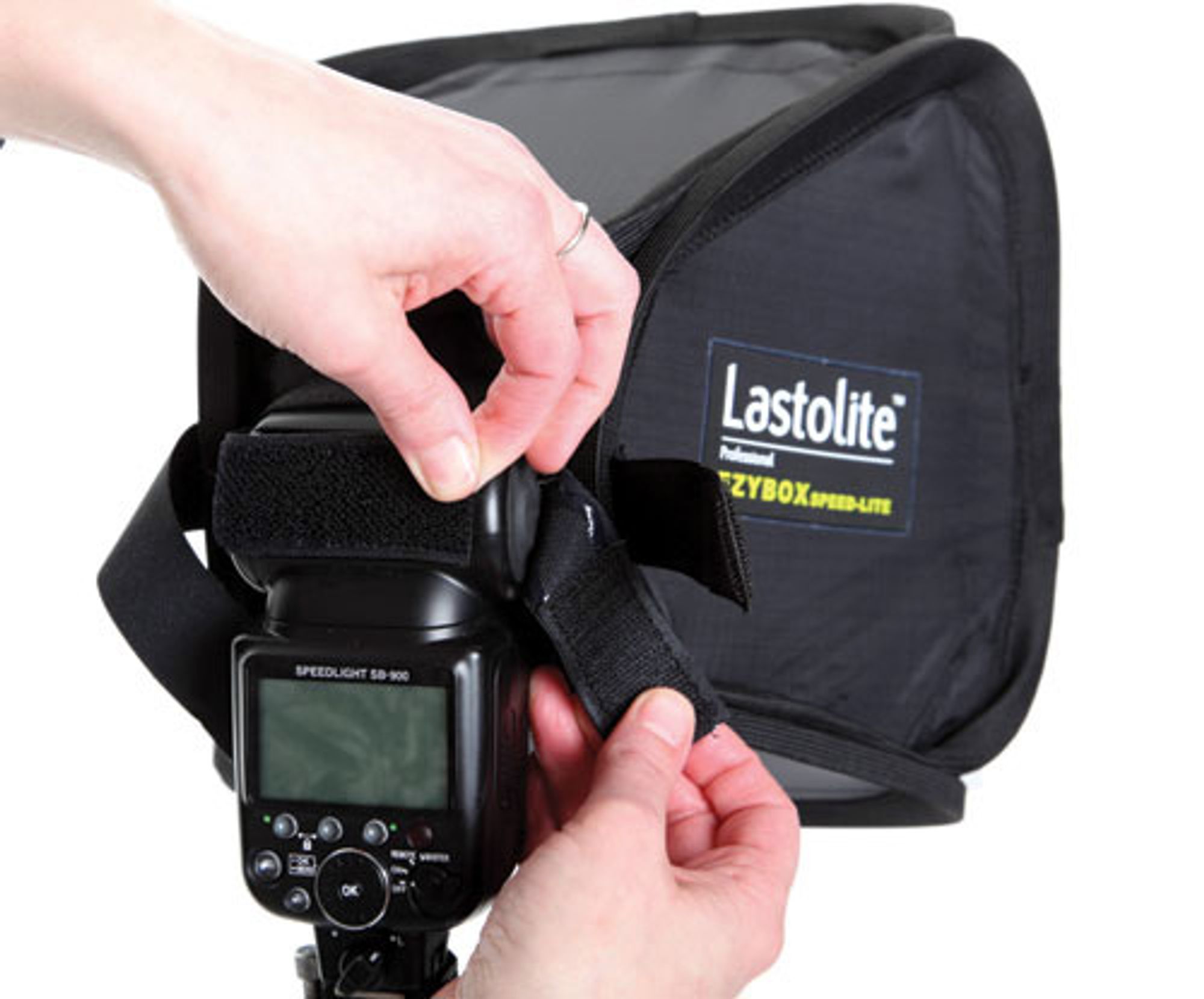 Ezybox Speedlite festes rett på eksternblitsen.