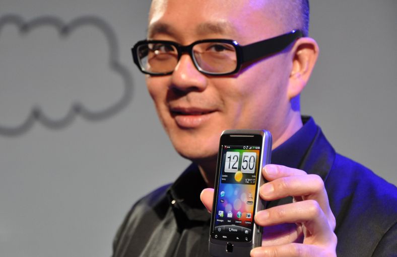 Innovasjonssjef i HTC, Horace Luke, viser frem Desire Z etter lanseringen.