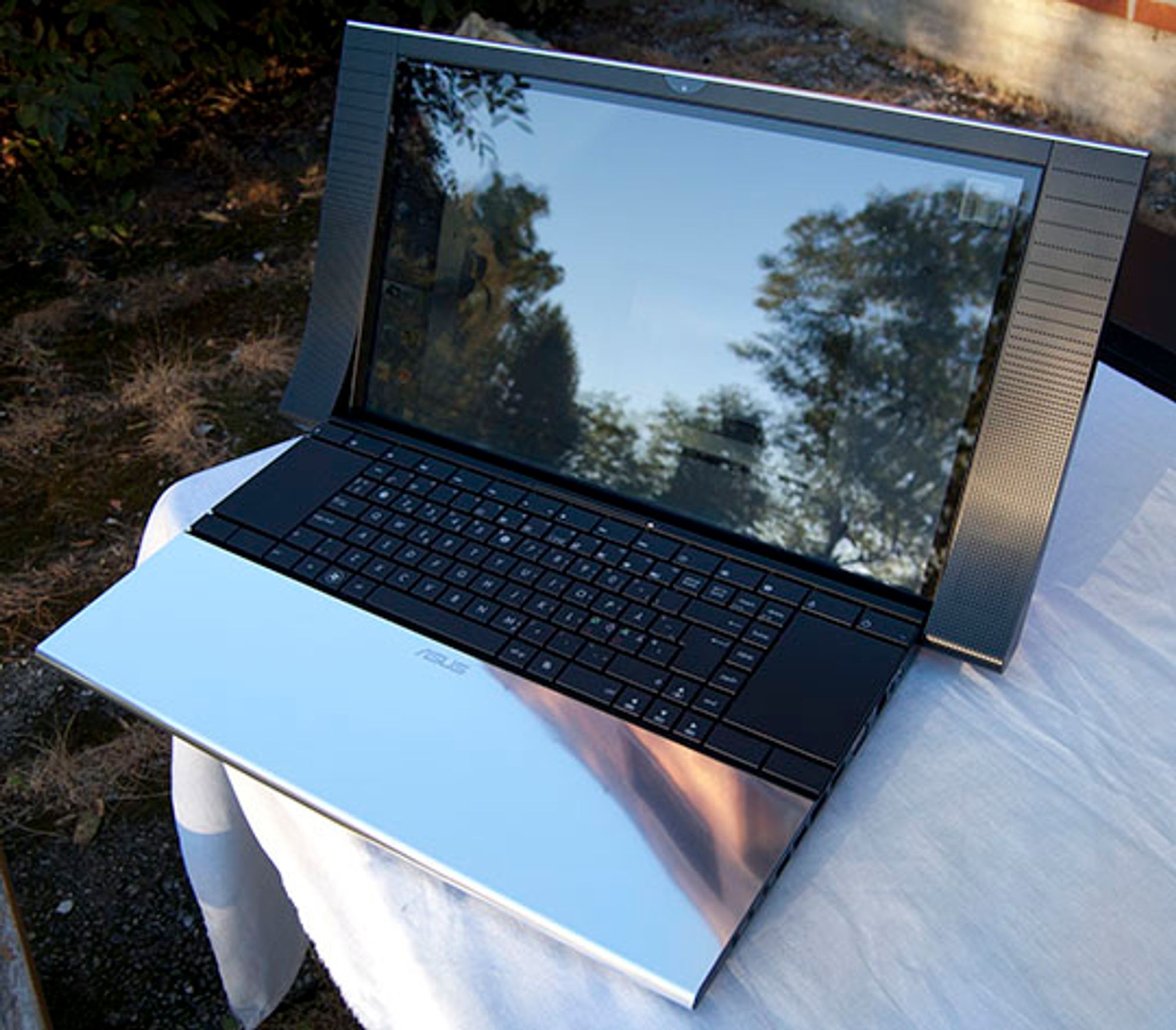 ASUS NX90QJ i all sin prakt, eller?