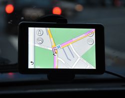 Frem til de siste årene har dedikerte GPS-enheter vært den eneste måten å få digital karthjelp i bilen. Her Garmins heftige Nüvi 3760.