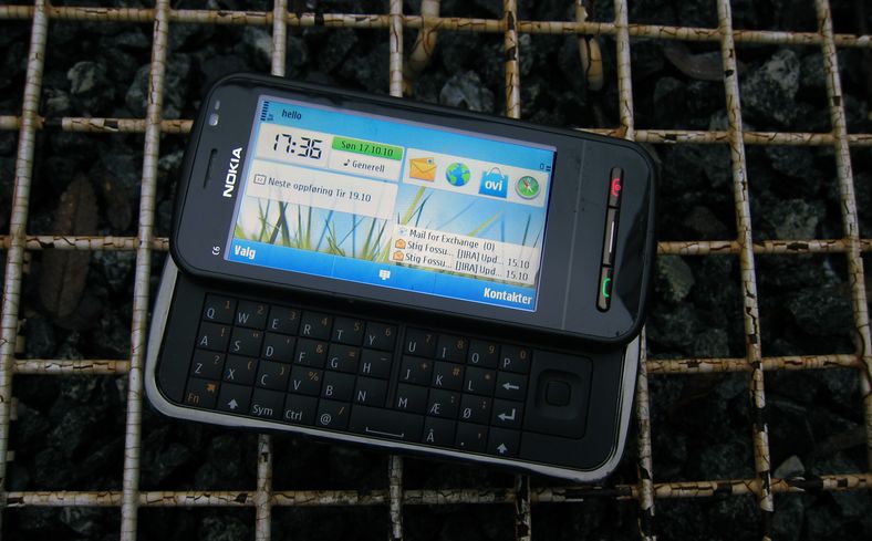 Nokia C6 er litt rusten, men virker allikevel.