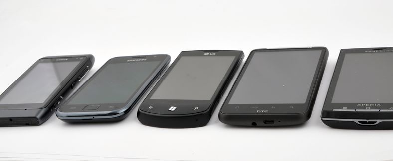 LG Optimus 7 i godt selskap. Optimus 7 i midten (den med Windows-tasten..)