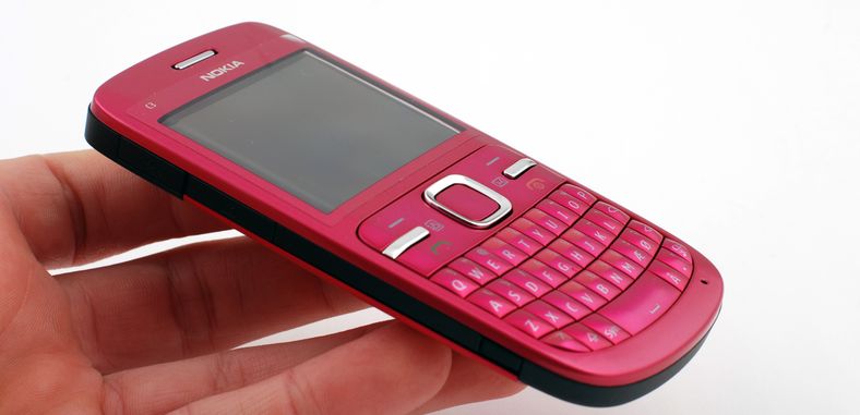 Nokia C3 er nett og rosa.
