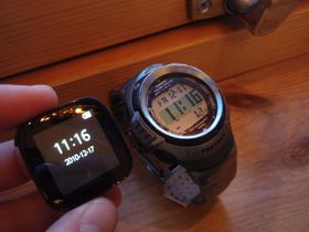 Sony har lekt med smartklokkekonseptet lenge. Dette er forgjengeren til dagens Sony SmartWatch-modeller. LiveView het den - her ved siden av en helt vanlig klokke.