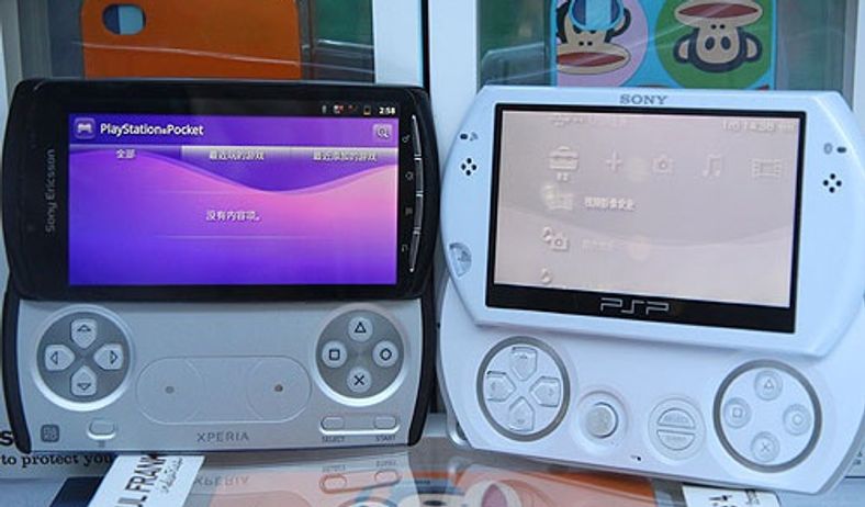 Xperia Play ved siden av Sonys PSP Go (Foto: mobile.it168.com)