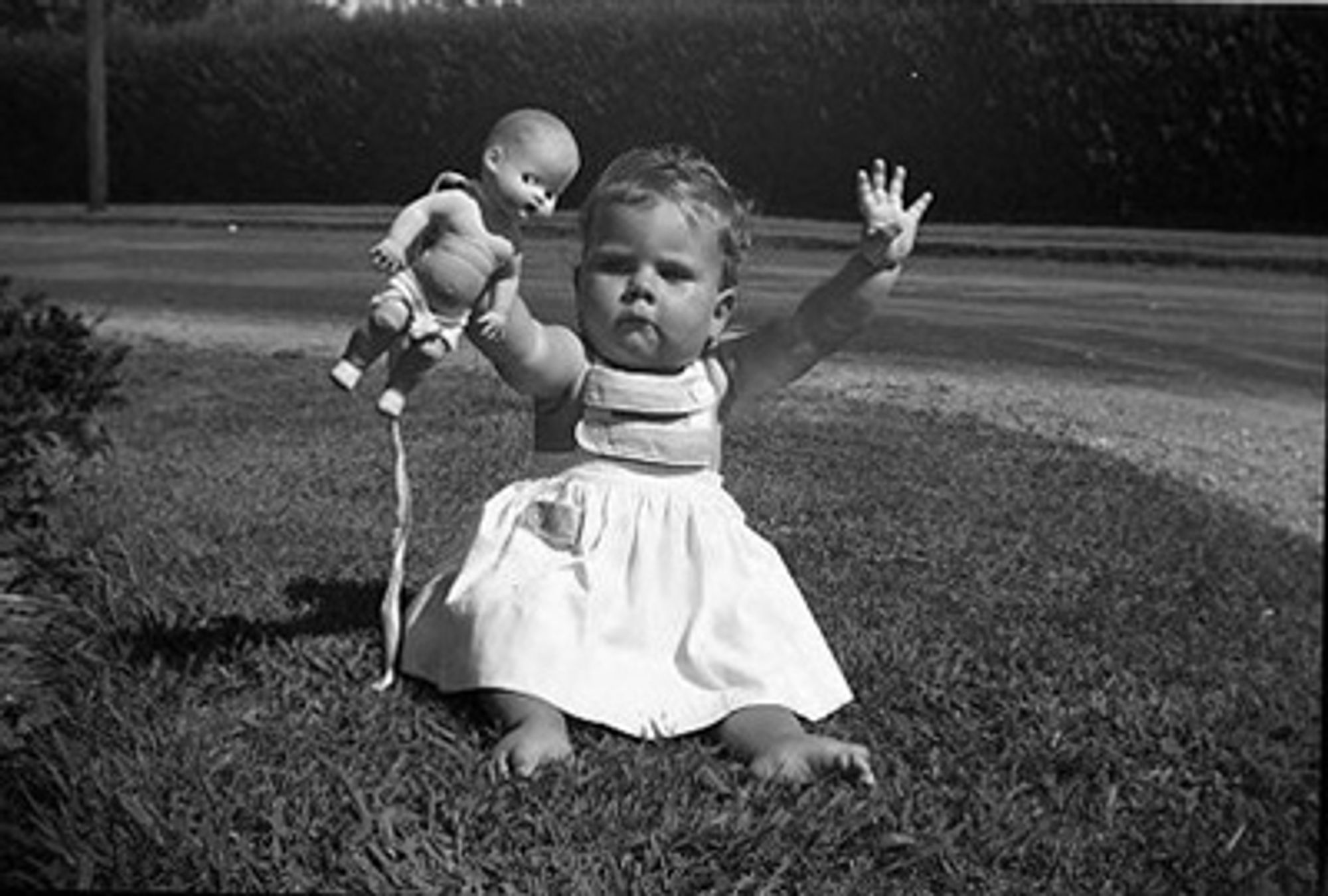 Barn med dukke. Foto: Vivian Maier.