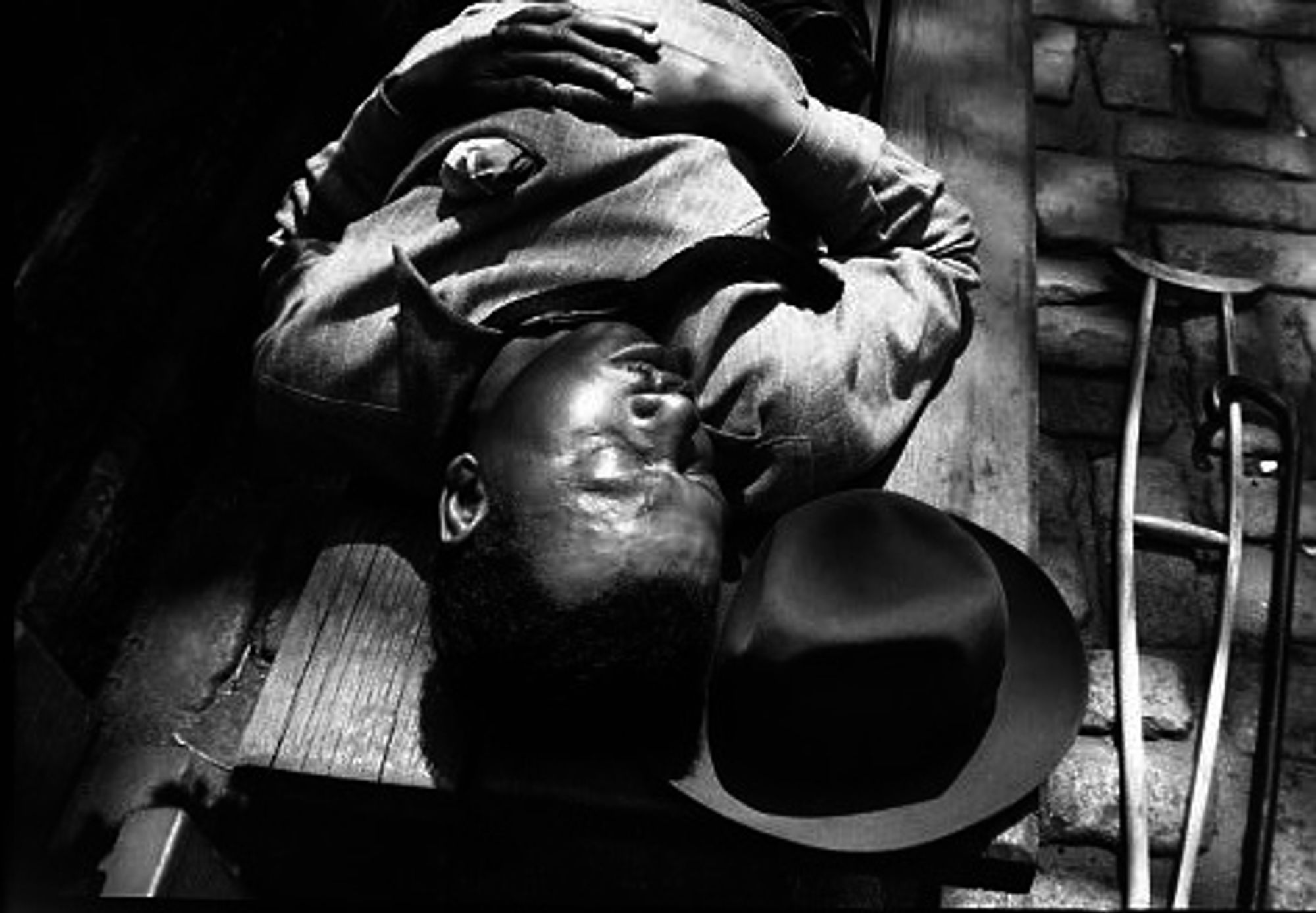 Mann på benk. Foto: Vivian Maier.