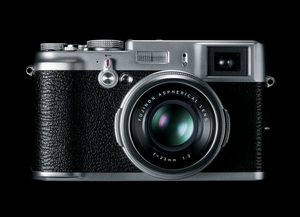 Fujifilm X100 er egentlig i speilrefleksklassen, men uten speil og uten utskiftbar optikk, havner den sammen med kompaktkameraene.