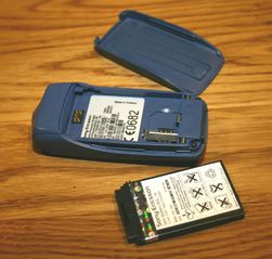 Ut med batteriet - om det går, da. Enkelte nyere modeller som iPhone 4 og Nokia N9 har batteri du ikke kan ta ut.
