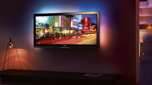 Har du en TV med Ambilight gjør den seg ekstra godt på veggen.