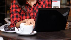 Kafé-personalet blir fornøyde dersom du alltid har mat og drikke på bordet.