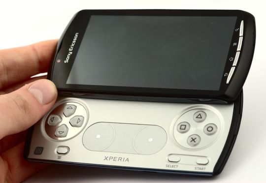 Designmessig har PGS en del fellestrekk med gamle Xperia Play. Gjengen bak produktet oppgir også slutten på Sonys portable spillprodukter som starten for sitt eget prosjekt.